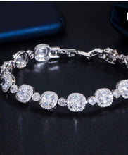 Load image into Gallery viewer, Halo Design Crystal Bracelet (Vip30)
